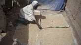 Namun saat ini, para militan pemberontak juga turut mengalami kelaparan, seiring taktik tentara Nigeria perlahan memutus rantai pasokan makanan mereka. (AFP PHOTO/FLORIAN PLAUCHEUR)