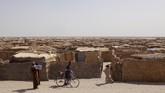 Warga yang mengungsi ditampung di Monguno, negara bagian Borno, di mana angkatan udara Nigeria juga membangun landasan sementara sebagai taktik melawan pemberontak. (AFP PHOTO/FLORIAN PLAUCHEUR)