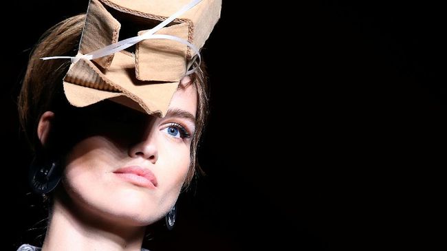 Gaun Kardus Kendall Jenner di Milan Fashion Week