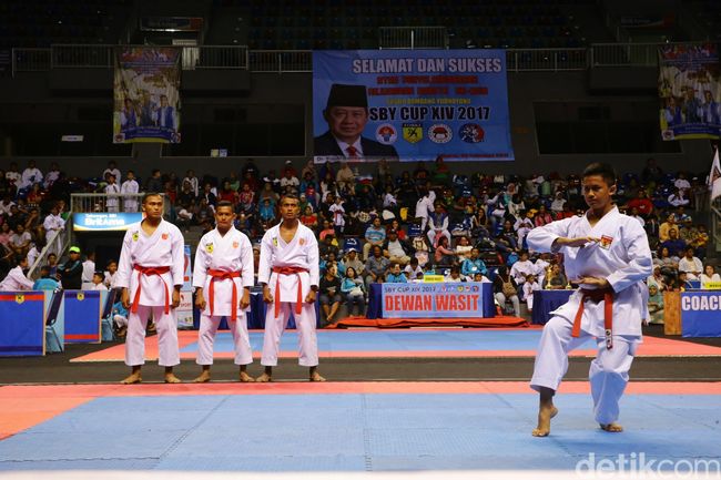 Чемпионат мира по каратэ 2021 wkf. Чемпионат азия астана 2018 год kwu по каратэ киокушинкай. Карате кумите япония. Азия каратэ. Aravaze shingalka karate world.