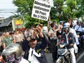 Pasang-Copot Segel Masjid Jemaah Ahmadiyah di Depok
