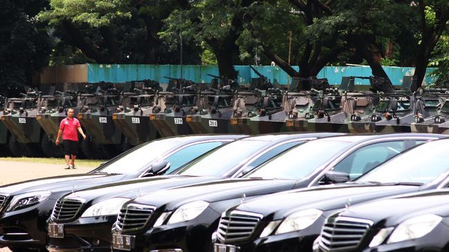 Ratusan Mobil Mewah Pengantar Rombongan Raja Salman 