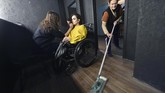 Dari kecil, Alexandra Kutas tidak dapat berjalan dan selalu menggunakan kursi roda. Ia mengalami cedera tulang belakang karena kesalahan dokter saat ia dilahirkan. (AFP PHOTO/Sergei SUPINSKY)