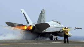 Dekati Kapal Induk AS, Pengebom Rusia Diusir Jet Tempur