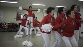 Cheer Mommy, grup pemandu sorak lansia umur 75 tahun sedang melakukan latihan rutin dengan seragam merah-putih dan pom-pom putihnya di Samcheok, Pantai Timur Laut Korea Selatan, Jumat (AFP PHOTO / Ed JONES)