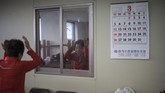 Cheer Mommy dimulai sebagai program olahraga setempat dengan anggota generasi lanjut usia yang nantinya akan bersaing di turnamen nasional untuk melawan junior mereka. (AFP PHOTO / Ed JONES)