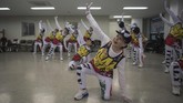 Menariknya, seragam mereka akan berubah jadi kaus dengan graffiti, celana olahraga putih dan topi bisbol warna hitam dengan iringan terbaru Gangnam Style dari Psy.