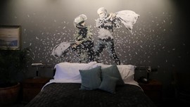 Banksy Buka Hotel Dengan Pemandangan Suram Tembok Betlehem