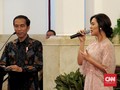 Raisa Semringah Bawa Pulang Sepeda Hadiah Jokowi