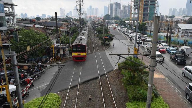Cara Hidupkan Mesin Mobil yang Mendadak Mati di Rel Kereta