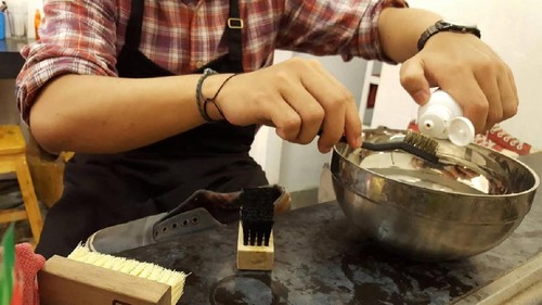 Cara Cuci Sepatu Putih Ini Viral, Sneakers Dekil Jadi Bersih Seperti Baru Cara Cuci Sepatu Putih Ini Viral, Sneakers Dekil Jadi Bersih Seperti Baru