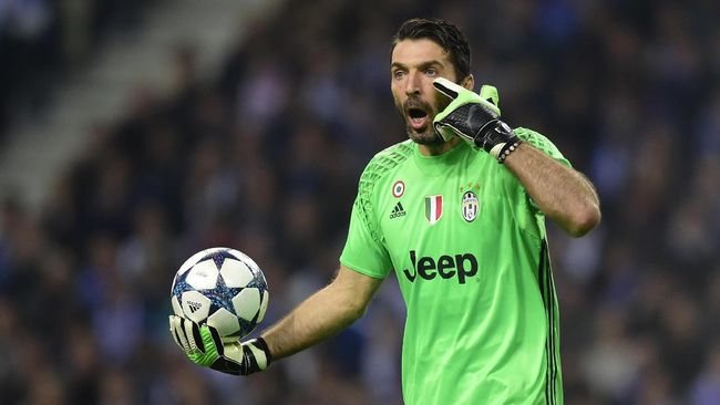 Buffon Ditegur karena Cium dan Peluk Dybala