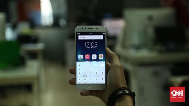 Vivo V5 Plus, Penguntit iPhone dengan Kamera Depan Berlebihan