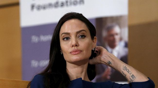Angelina Jolie Gagal Bawa Pulang Piala Golden Globes 2018