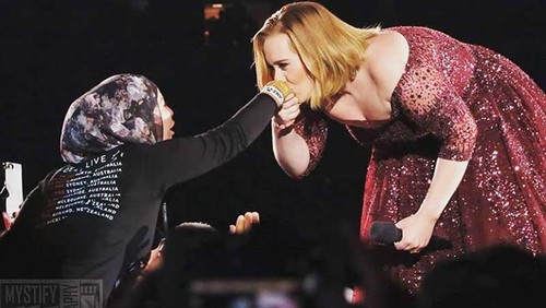 Adele Banjir Pujian Netizen karena Cium Tangan Hijabers Saat Konser Adele Banjir Pujian Netizen karena Cium Tangan Hijabers Saat Konser