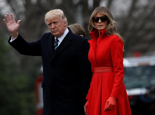 Foto: Penampilan Melania Trump yang Mencuri Perhatian dengan Gaun Merah Foto: Penampilan Melania Trump yang Mencuri Perhatian dengan Gaun Merah