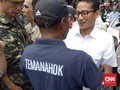 Momen Sandiaga Memeluk Relawan 'Teman Ahok'