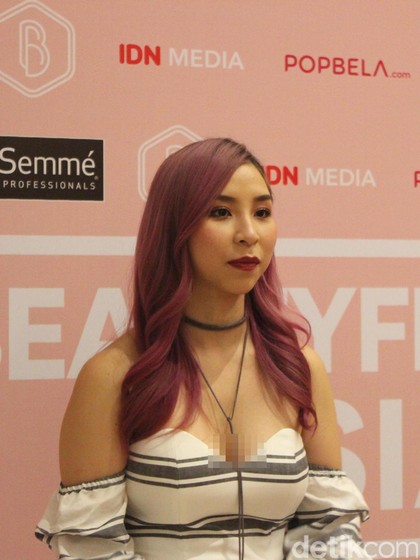 Tina Yong, Beauty Vlogger Populer yang Pernah Jadi Makeup Artist Gratisan Tina Yong, Beauty Vlogger Populer yang Pernah Jadi Makeup Artist Gratisan