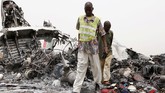 Sang pilot tak sengaja melampaui landasan sehingga pesawat tersebut terjatuh di tanah yang tidak beraspal. (REUTERS/Jok Solomun)