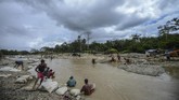 Lonjakan harga emas dan krisis ekonomi Venezuela, membuat kaum pria di negara tersebut nekat mengadu nyawa dengan menjadi petambang emas ilegal. (AFP PHOTO/JUAN BARRETO).