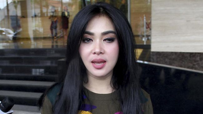 Syahrini Akui Kesalahan di Kasus Foto Monumen Holocaust