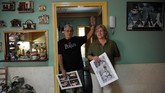 Kini, setelah Kuba mulai membuka diri kepada Barat, para Beatlesmania ini pun bersorak karena negara itu sudah dapat berdamai dengan the Beatles. (AFP PHOTO / YAMIL LAGE)