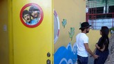 Sepasang penggemar the Beatles menunggu acara kumpul para penggemar band tersebut di the Yellow Submarine bar di Havana, 12 Maret 2017. (AFP PHOTO / YAMIL LAGE)