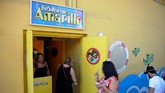Para penggemar the Beatles biasa berkumpul di bar the Yellow Submarine di Havana, untuk mengenang lagu-lagu hits band itu di era '60 hingga '70-an. (AFP PHOTO / YAMIL LAGE)