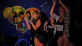Para penggemar the Beatles menikmati lagu band idola mereka sembari menari dan bernyanyi, seperti yang ada di the Yellow Submarine, Havana. (AFP PHOTO / YAMIL LAGE)