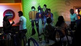 Para penggemar the Beatles menikmati minuman dan suasana the Yellow Submarine di Havana, Kuba. (AFP PHOTO / YAMIL LAGE)