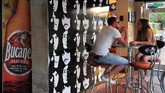 Di Havana, juga ada bar yang mendedikasikan khusus untuk penggemar the Beatles. Bar ini pun dikunjungi para turis yang juga mengagumi band tersebut. (AFP PHOTO / YAMIL LAGE)