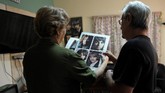 Para penggemar the Beatles di Kuba itu selama ini menyimpan rapat-rapat ungkapan kesukaan mereka terhadap band John Lennon itu. (AFP PHOTO / YAMIL LAGE)