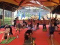 Yoga Unik dengan Musik Disko dan Reggae
