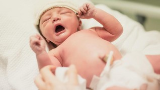 Pria Transgender Sukses Lahirkan Bayi di Inggris