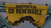 Dalam aksinya, aktivis membentangkan spanduk yang meminta agar proyek pembangunan Pembangkit Listrik Tenaga Uap (PLTU) Batang dihentikan. (Ulet Ifansasti/Greenpeace)