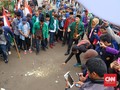 Mahasiswa Gelar Aksi Lepas Tikus Terikat Uang di DPR