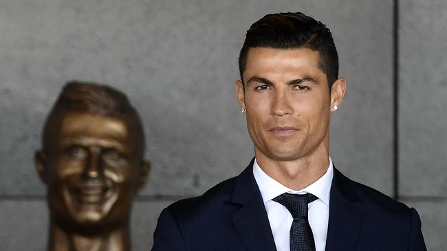 Pematung Cristiano Ronaldo Bela Diri dari Kritik