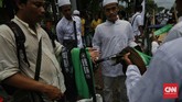 Dalam aksi itu, massa juga mendapatkan logistik gratis dari pihak yang bersimpati dengan Aksi 313. Walaupun ada pula yang mengingatkan soal dugaan minuman berbahaya. (CNN Indonesia/Adhi Wicaksono)