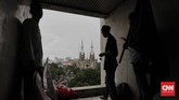 Para pengunjuk rasa bersiap melaksanakan Salat Jumat di Masjid Istiqlal, Jakarta, Jumat. 31 Maret 2017. Mereka hadir dalam Aksi 313 untuk mendesak pencopotan Ahok sebagai gubernur. (CNN Indonesia/Adhi Wicaksono)