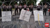 Massa aksi hingga kini masih menyuarakan tuntutan mereka. Rencananya, peserta aksi akan mengakhiri unjuk rasa itu dengan Salat Maghrib secara bersama. (CNN Indonesia/Safir Makki)
