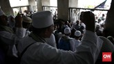 Sekjen FUI Muhammad Al Khaththath menyerukan agar massa kali mendesak Presiden untuk mematuhi undang-undang yakni mencopot jabatan pejabat yang terkena kasus pidana. (CNN Indonesia/Adhi Wicaksono)