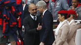 Manajer Manchester City Pep Guardiola (kiri) berbicara dengan manajer Arsenal Arsene Wenger sebelum pertandingan di Stadion Emirates, Minggu (2/4), berlangsung. (Reuters / Eddie Keogh)