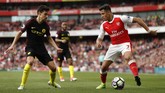 Manajer Manchester City Pep Guardiola berusaha melakukan perubahan di strategi permainan dengan menjadikan Jesus Navas (kiri) bermain sebagai bek kanan. (Reuters / John Sibley)