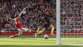 Laga baru berjalan lima menit, Manchester City mampu unggul lewat gol Leroy Sane. Menerima umpan Kevin de Bruyne, Sane berhasil melewati Hector Bellerin dan kiper David Ospina. (Reuters / Eddie Keogh)