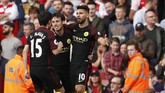 Sergio Aguero (kanan) merayakan gol bersama David Silva dan Jesus Navas. Penyerang asal Argentina itu kini telah mengoleksi 14 gol di Liga Primer Inggris. (Reuters / John Sibley)