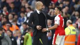 Pep Guardiola memeluk winger Arsenal, Alexis Sanchez, usai pertandingan. Guardiola pernah melatih pemain timnas Chile itu ketika saat menangani Barcelona. (Reuters / Eddie Keogh)
