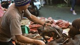 Pasar ini tidak hanya ramai dikunjungi oleh warga Tomohon tetapi juga wisatawan lokal dan mancanegara. Para wisatawan biasanya datang karena penasaran dan banyak yang pulang dengan rasa mual atau muntah karena merasa jijik melihat pajangan ekstrem berbagai macam binatang ini. (AFP PHOTO/Bay ISMOYO)