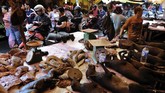 Bersiaplah terkejut dan menyiapkan kekuatan jantung saat melihat jejeran pedagang daging yang menjual berbagai macam daging binatang eksotis. Warga Manado memang terbiasa memakan berbagai jenis binatang seperti anjing, babi, biawak, kelelawar atau biasa disebut paniki, ular (patola) hingga tikus. (AFP PHOTO/Bay ISMOYO)