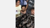 Walau banyak dikecam oleh kelompok pecinta binatang, pasar ini bisa terus bertahan karena memang permintaan akan daging-daging hewan eksotik ini ada. Bahkan, meningkat jika menjelang perayaan hari raya atau hari-hari pengucapan syukur. (AFP PHOTO/Bay ISMOYO)