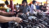 Keberadaan pasar ekstrem Tomohon ini kerap menimbulkan polemik. Komunitas pencinta hewan langka sering galang dukungan untuk melarang penjualan hewan-hewan ini. (AFP PHOTO/Bay ISMOYO)